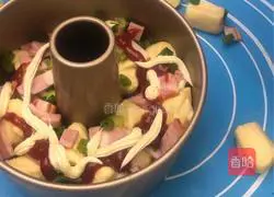 Illustration of how to make bacon, chive and shredded buns 13