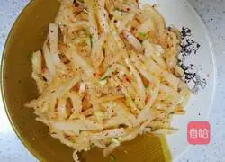 Illustration of how to make spicy and sour shredded radish 6