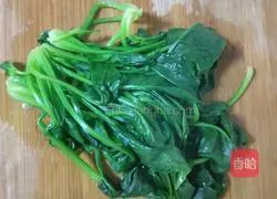 Illustration of how to make spinach rub 3