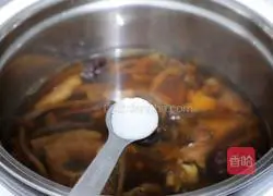 Illustration of how to make tea tree mushroom stewed in chicken soup 10