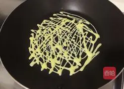 Illustration of how to make crispy egg rolls 4