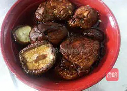 Illustration of how to make ginseng and black chicken soup 2