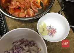 Illustration of how to make tomato and onion sauce pasta 2