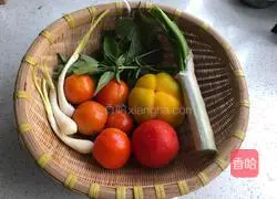 Illustration of how to make shrimp and tomato pasta 1