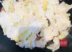 Illustration of how to make cabbage in dry pot 5