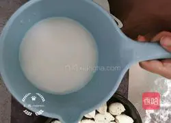 Illustration of how to make fried leek and egg vermicelli buns 11