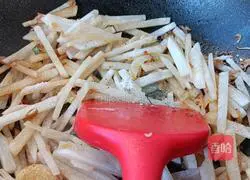 Illustration of how to make glutinous rice vermicelli radish soup 12