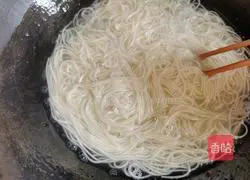 Illustration of how to make Laoganma noodles 3