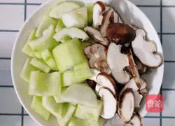 Illustration of how to make loofah and egg soup 2