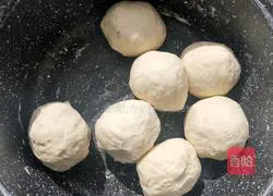 Illustration of how to make white lucky steamed buns 1