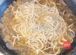 Illustration of how to make shredded mustard pork noodle soup 4