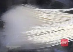 Illustration of how to make shredded vegetable and pork noodle soup 4