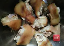 Illustration of how to make pig's feet and lotus root soup 4