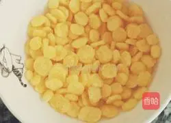 Illustration of how to make corn flakes soup 1