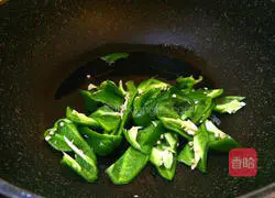 Illustration of how to make scrambled eggs with hot pepper 6