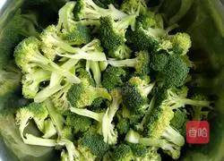 Illustration of how to make cold broccoli 1