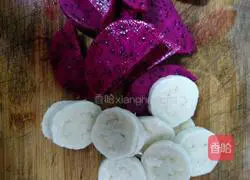 Illustration of how to make dragon fruit and banana milkshake 2