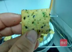 Illustration of how to make green onion soda crackers 17