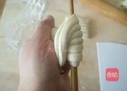 Illustration of how to make whole wheat salt and pepper shell rolls 14