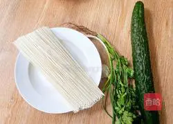 Illustration of how to make spicy and sour cold noodles 1