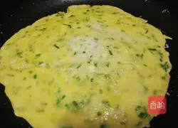 Illustration of how to make chive egg pancake 8