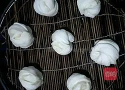 Illustration of how to make steamed buns rolled in flower oil 19