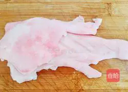 Stir-fried pig skin with chili pepper Illustration of how to make leather 1