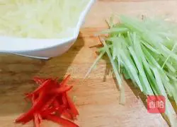 Illustration of how to make potato shreds with celery, pepper and oil 4
