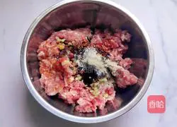 Illustration of how to make potato and pork pie for lazy people 8