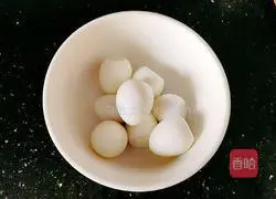 Illustration of how to make quail egg soup 5