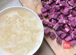 Illustration of how to make purple sweet potato, white fungus and sago 1