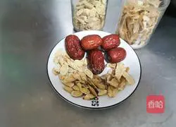 Astragalus and Angelica Illustration of how to make native chicken soup 4