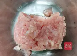 Illustration of how to make lean meat and egg soup 1