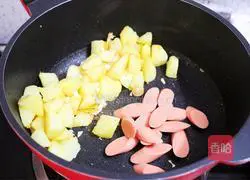 Illustration of Potato and Ham Braised Noodles 6