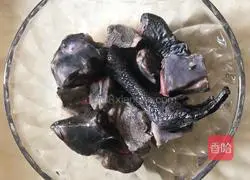 Illustration of the Recipe for Braised Black-bone Chicken with Cordyceps, Tea Tree Mushroom and Chestnut 1