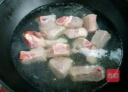 Illustration of how to make kelp and wolfberry pork ribs soup 4