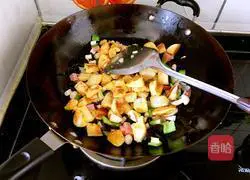 Illustration of how to make fried steamed buns with pepper and eggs 9