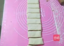 Illustration of how to make fried rolls 9