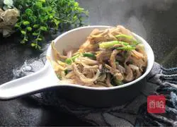 How to stir-fry shredded pork with green onion Illustration 14