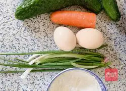 Illustration of how to bake cucumber, carrot shreds and eggs in rice cooker 2
