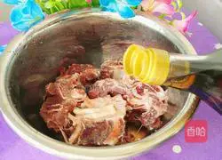 Illustration of how to make fungus, tofu, tomato and beef bone soup 3