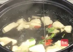 Illustration of how to make wolfberry tofu and kelp soup 7