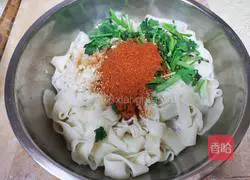 Illustration of how to make Shaanxi oil noodles 7