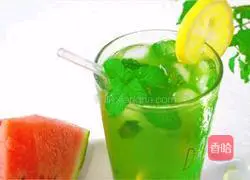 Illustration of how to make mint lemon green juice ice drink 6