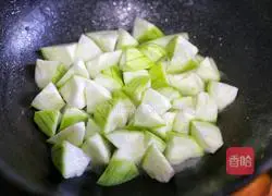 Illustration of how to make luffa, shrimp and mushroom soup 8