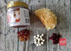 Illustration of how to make peach gum, lotus seeds and tremella soup (beauty and beauty) 1