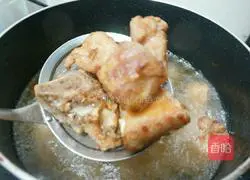 Illustration of how to make salt and pepper pork ribs 11