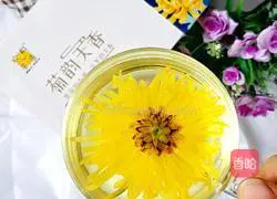 Illustration of how to make linden honey golden chrysanthemum tea 8