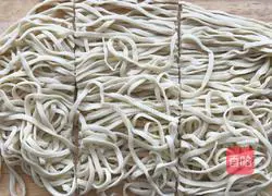 Illustration of how to make steamed noodles with dried beans 3