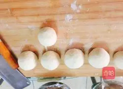 Illustration of how to make two-color plum blossom steamed buns 5